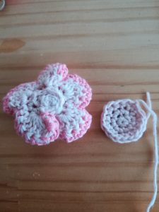 刺繍糸でかぎ針編み トルコ桔梗の花のヘアゴム の編み方 手仕事好きの徒然ブログ