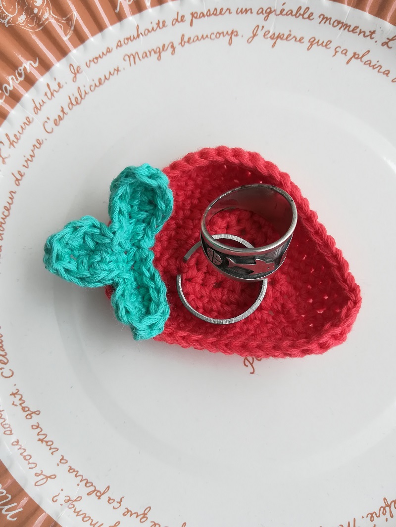 刺繍糸でかぎ針編み イチゴの小物入れ の編み方 手仕事好きの徒然ブログ