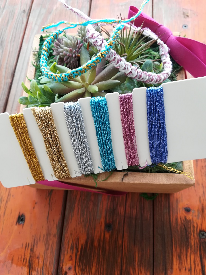 ダイソー刺繍糸「グリッターカラー」で編むブレスレットの編み方