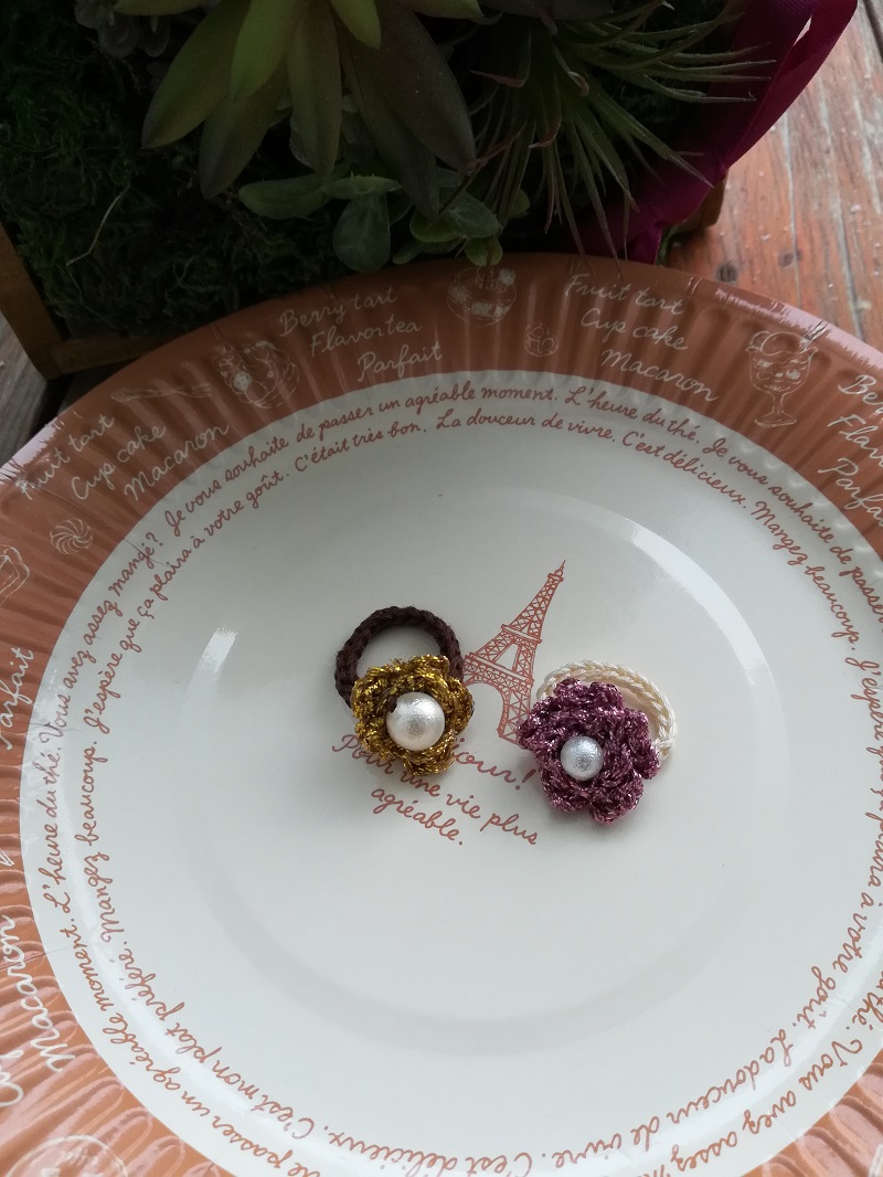 ダイソーの刺繍糸グリッターカラーで編んだ花の指輪