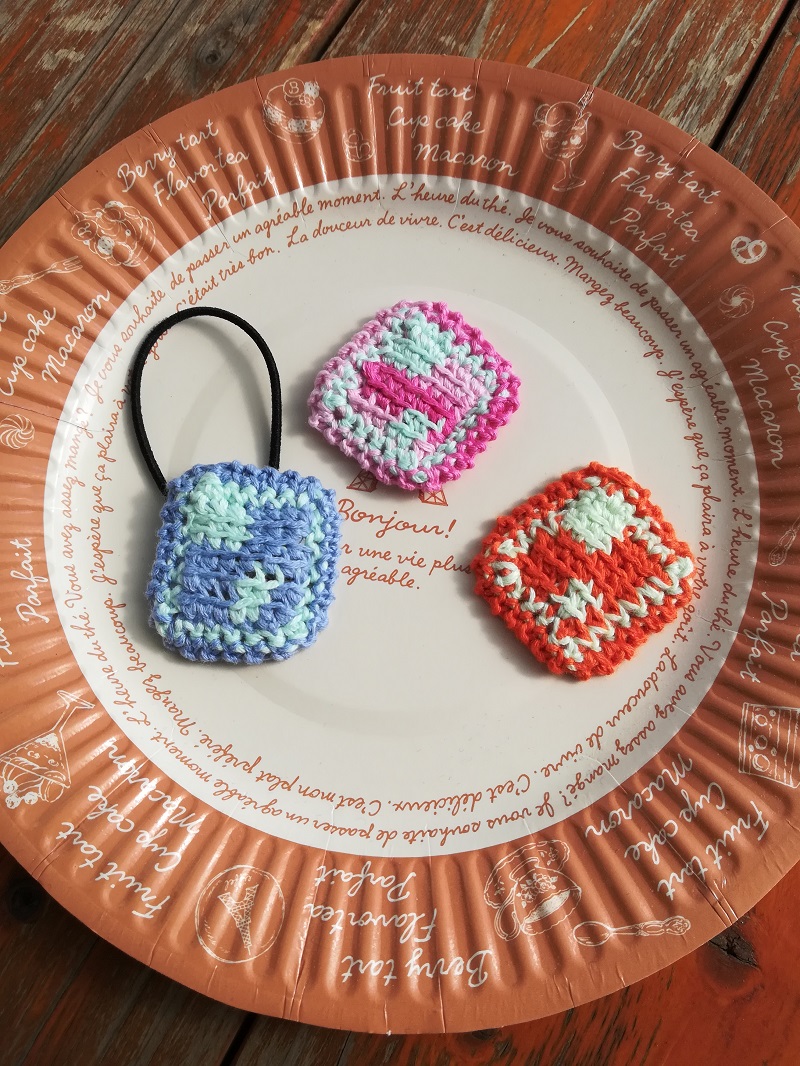 刺繍糸でかぎ針編み「小さなスクエアヘアゴム」の編み方