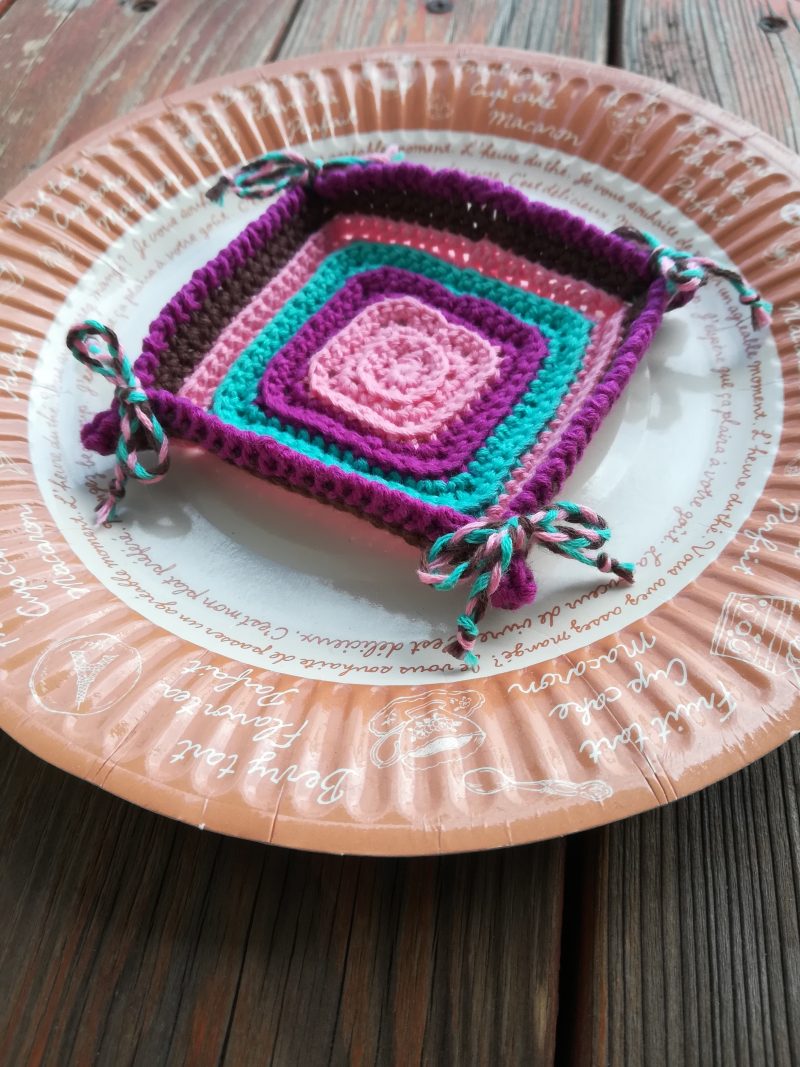 うね編み模様の「２Way小物トレー」の編み方