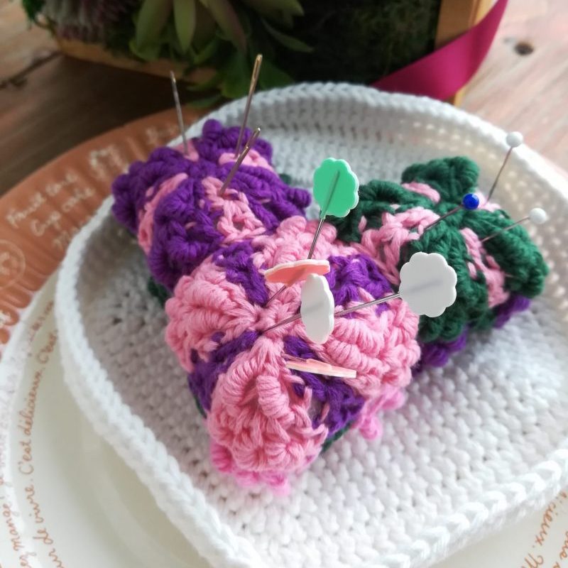 刺繍糸でかぎ針編み「巻き編みモチーフのピンクッション」の編み方